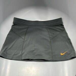 NIKE GRAY TENNIS SKIRT WITH BUILT IN SHORTS - orange Nike sign